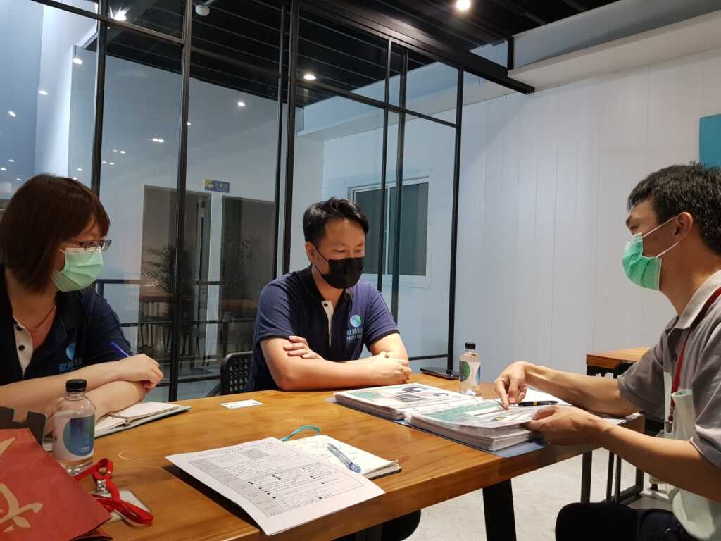 ▲委員說明職務再設計對中高齡者的優點。（中彰投分署提供）